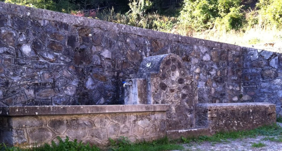 Il lavatoio e la fontana in pietra