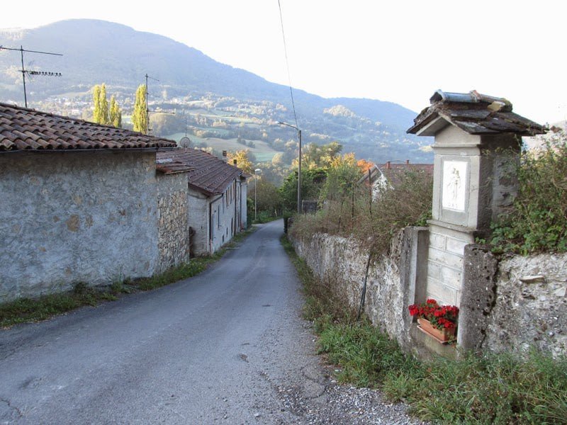 La maestà votiva, con vista sul Monte Faggeto