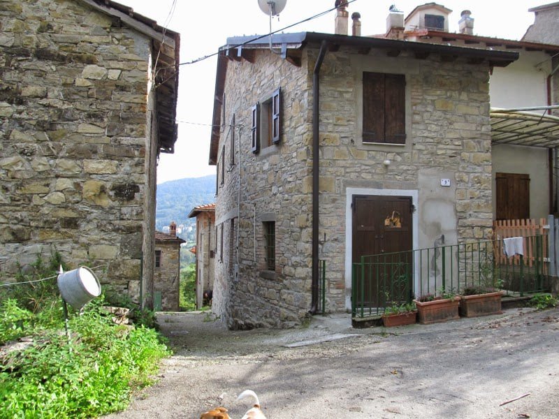 Un vicolo fra le case di Corniana