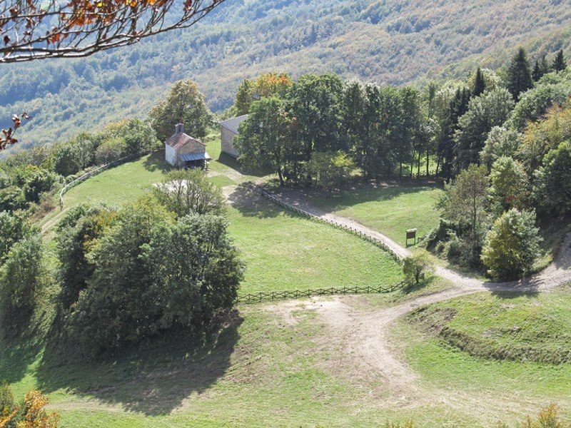 L'Eremo di San Matteo nella sua radura sul versante del Monte Caio